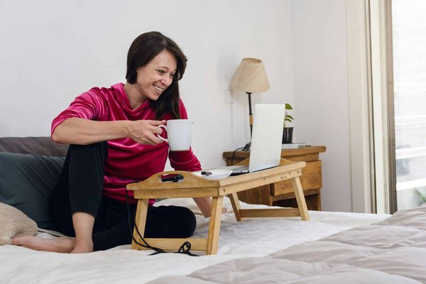 In che modo la scelta dei materiali per i sedili può influenzare il comfort a lungo termine in un'auto di lusso?