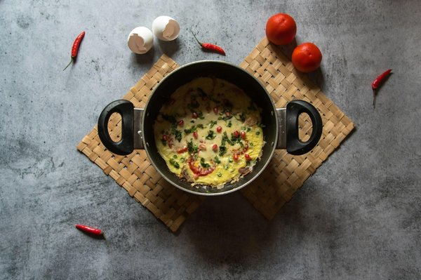 Qual è il segreto per cuocere una frittata di patate dolci e cipolle caramellate perfettamente dorata?