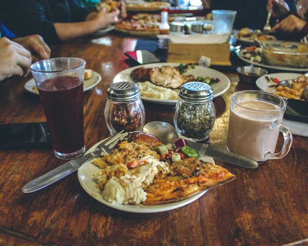 Qual è la ricetta per delle polpette di ceci al curry con salsa di yogurt?