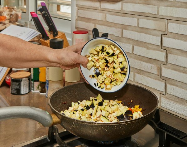 Come si prepara un'involtini di melanzane alla parmigiana con ricotta e basilico?